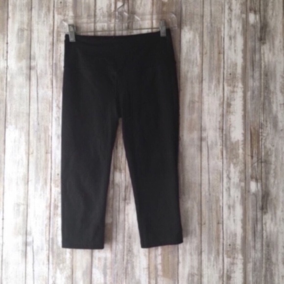 Victoria's Secret VSX Black Crop Leggings - Picture 3 of 7